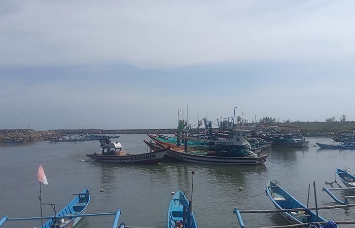 BERJUBEL: Puluhan perahu nelayan bersandari di Pelabuhan Perikanan Tambakrejo, Kecamatan Wonotirto