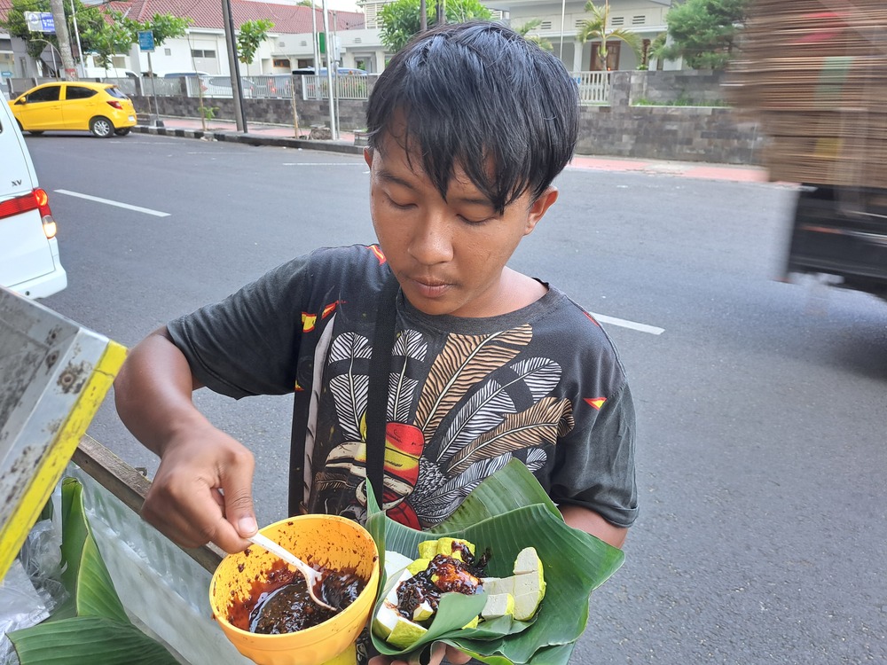 NIKMAT: Surya Marko Paulin menyajikan tahu takwa dengan dipotong kecil dan ditaburi sambal kecap.