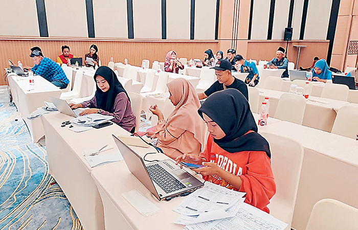GERAK CEPAT: Simpatisan partai dan para pengawas melakukan rekapitulasi menggunakan C hasil salinan.