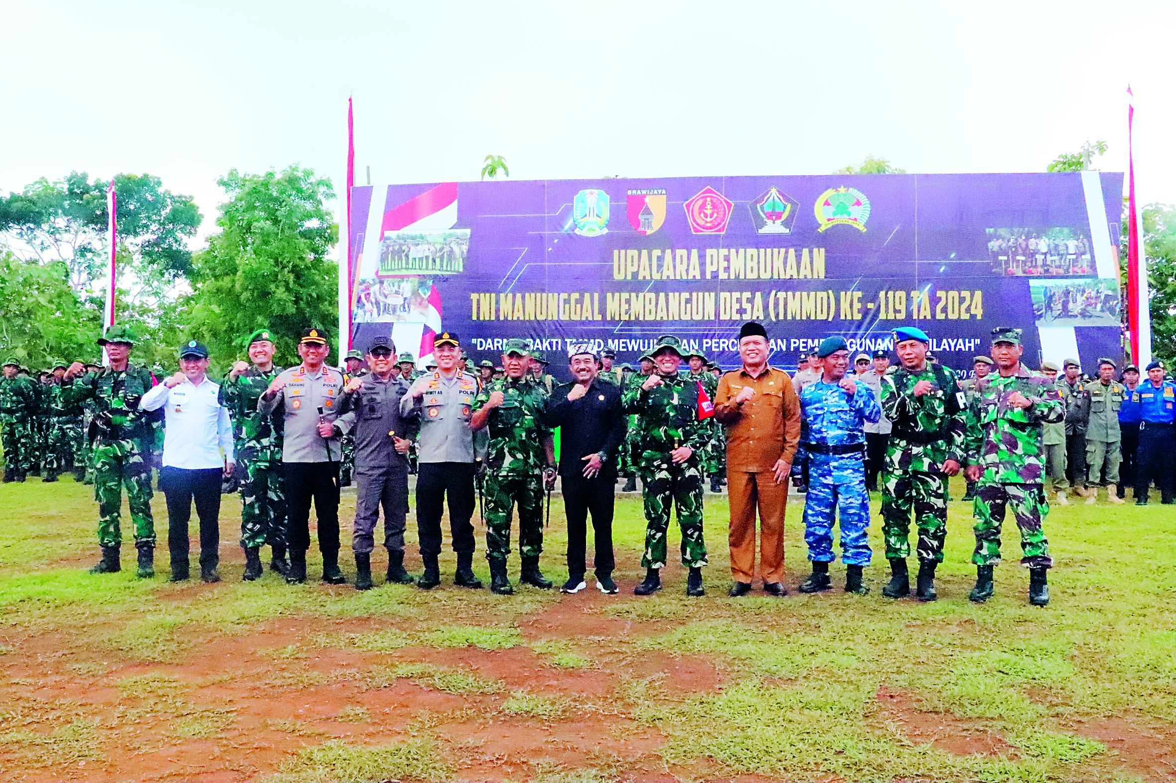 SINERGI: Sekretaris Daerah Kabupaten Blitar, Wakil Ketua DPRD Kabupaten Blitar, berfoto bersama setelah pembukaan TMMD Ke-119, di Desa/Kecamatan Wonotirto,(20/2/2024).