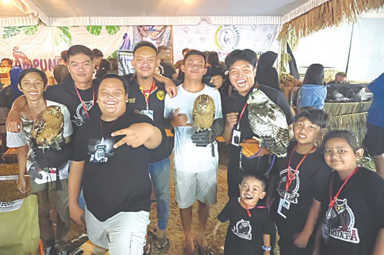 KEBERSAMAAN: Para anggota komunitas Perdata membuka stan saat gelaran acara Blitar Jadoel 2023 lalu.