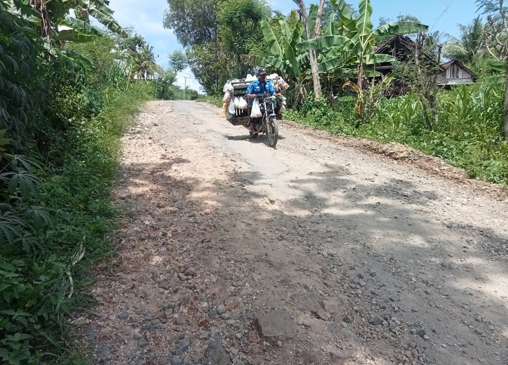 HATI-HATI: Pengendara melintas di ruas jalan rusak di Dusun Nyamil, Desa Ngeni, kemarin (19/2).