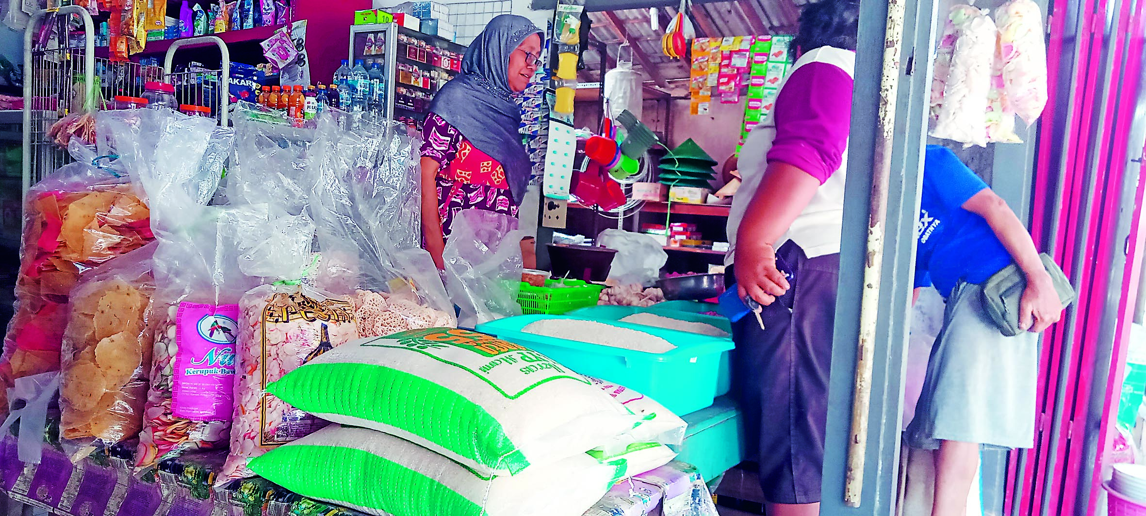 ANTRE: Seorang pedagang sedang melayani pembeli.