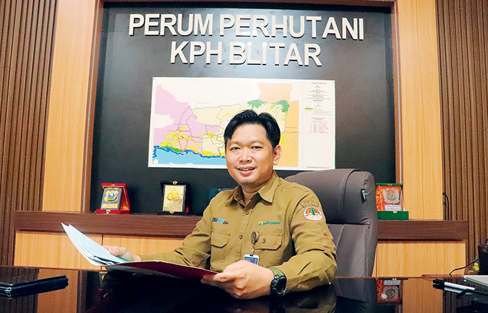 SUPEL: Administrator KPH Blitar, Andy Iswindarto, saat ditemui di ruang kerjanya Rabu (21/2).