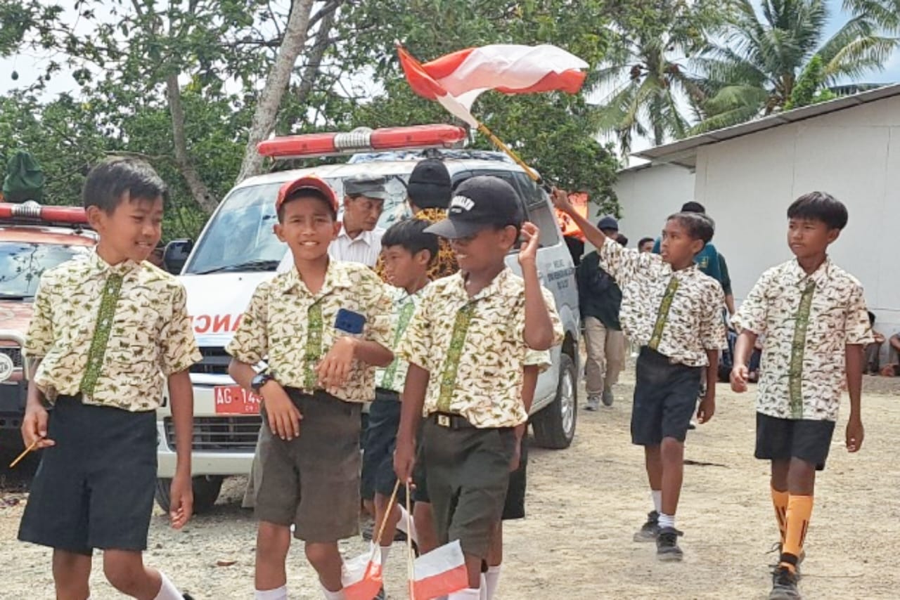 ANTUSIAS: Beberapa anak yang tinggal di kompleks hunian sementara (huntara) Desa Balerejo, Kecamatan Panggungrejo, pulang dari sekolahnya.