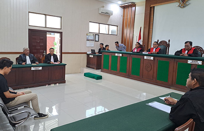 KONDUSIF: Yoga Arta Wijaya terdakwa perusakan APK sedang mengikuti sidang di Pengadilan Negeri Blitar, kamis (22/2).