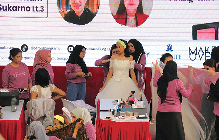 BEKAL ILMU: Antusias peserta di hari terakhir mempraktekkan hasil pelatihan literasi beauty class dengan tema International Wedding, kamis (22/2).