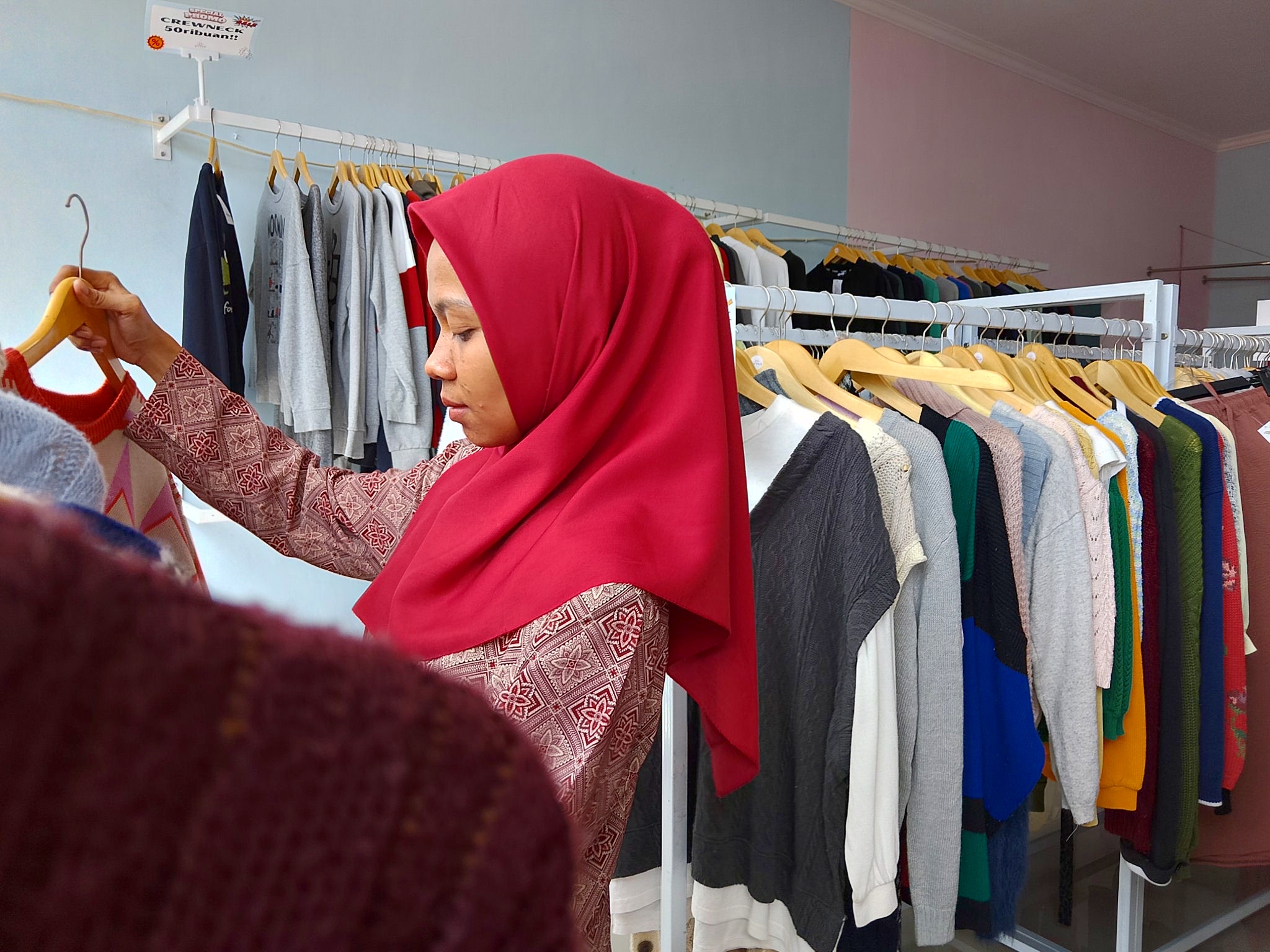 BANYAK MODEL: Toko-toko atau gerai pakaian thrift selalu jadi jujukan anak-anak muda