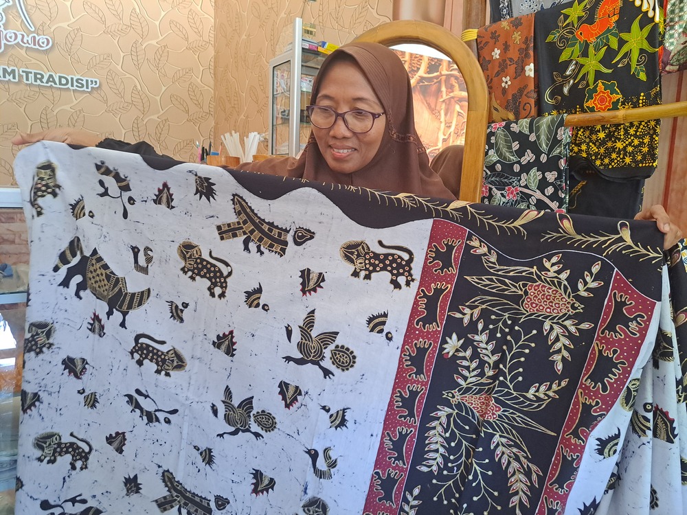 TELATEN: Eni Setyawati sedang  melakukan produksi batik di tempat  usahanya.