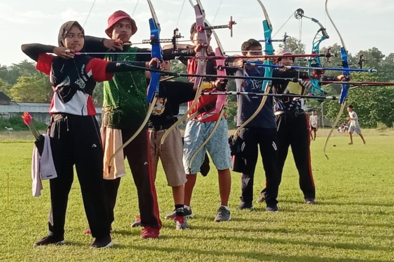 HARUS AKURAT: Atlet panahan Kabupaten Blitar membidik sasaran dalam sesi latihan bersama di salah  satu klub di Tulungagung, Minggu (18/2) lalu.