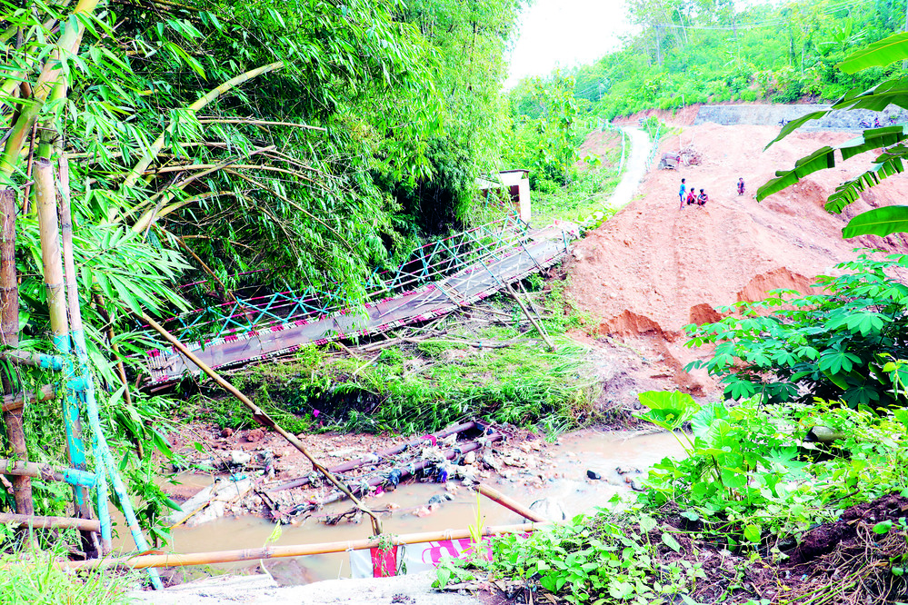TAK FUNGSI: Kondisi jembatan alternatif di Desa Dawuhan, Kecamatan Kademangan rusak berat pascahujan deras kemarin (25/2).  &nbsp;