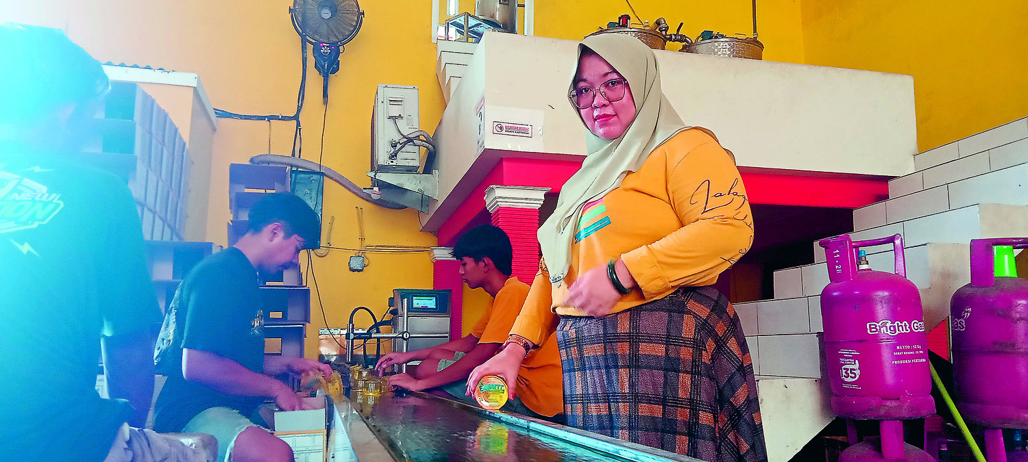 ULET: Samrotul Azizah saat berada di ruang produksi usaha sari nanas miliknya.