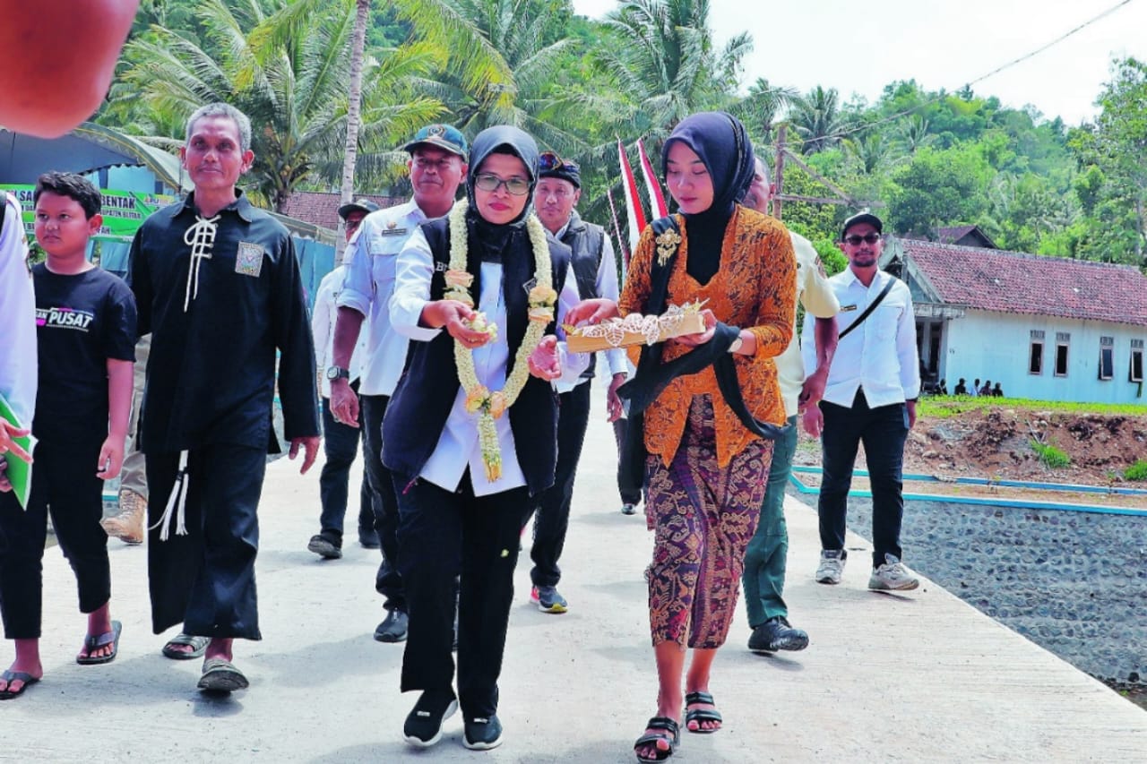 BERDAMPAK LANGSUNG: Bupati Rini Syarifah didampingi Kepala Dinas Pekerjaan Umum dan Penataan Ruang Kabupaten Blitar Dicky Cubandono menabur bunga saat peresmian sabo dam Kali Bentak, Kecamatan Panggun