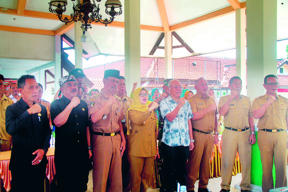 DEMI PERBAIKAN: Wakil Ketua I DPRD Kabupaten Blitar, Bupati Rini Syarifah, dan para tokoh Kecamatan Sutojayan usai melakukan Musrenbang RKPD di kantor Kecamatan Sutojayan