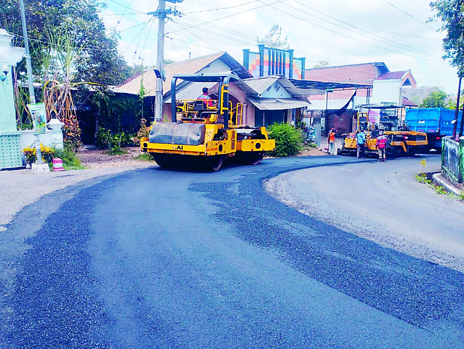 MULUS: Pemerintah daerah menggunakan hotmix dan beton dalam peningkatan jalan.&nbsp;