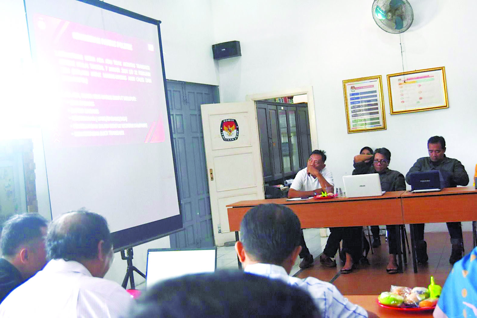 TRANSPARANSI: Anggota parpol ikut rapat pleno LPPDK di kantor KPU Kota Blitar