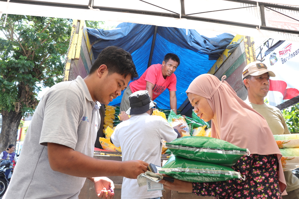 JANGAN DIJUAL LAGI: Ratusan warga antre membeli beras murah saat operasi pasar di Pasar Legi beberapa waktu lalu. Beras tersebut tidak diperbolehkan dijual lagi.
