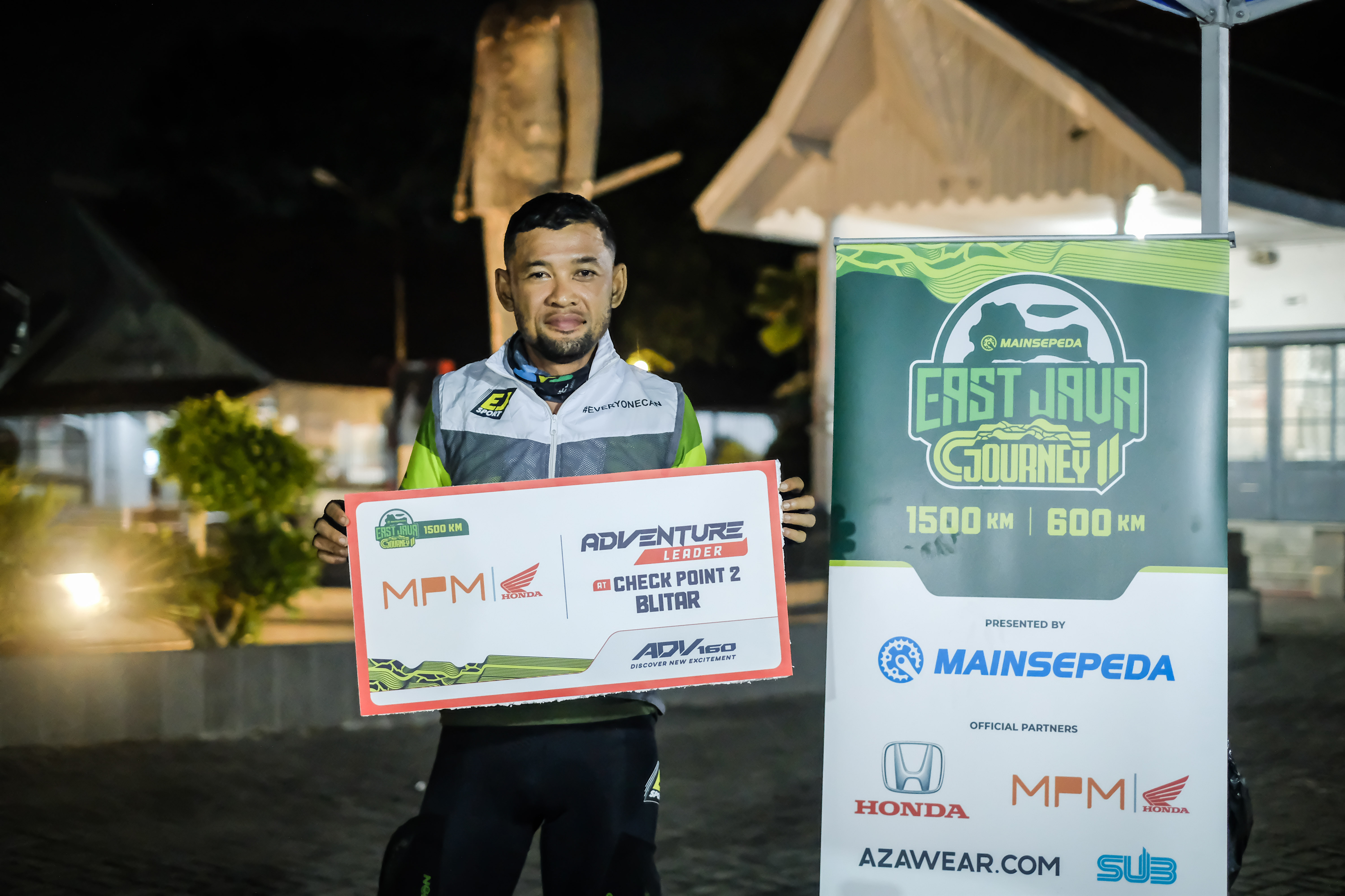 SEMPAT NYASAR: Salah satu peserta EJJ II di kategori 1.500 km tiba di checkpoint 2 Istana Gebang pada Rabu (28/2/2024) dini hari.