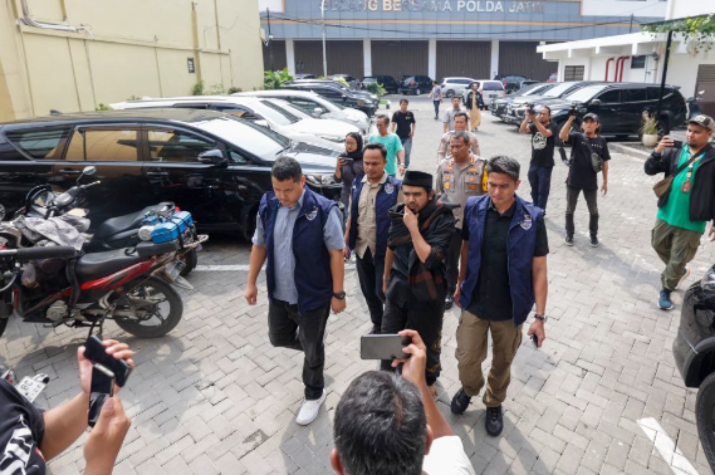 Gus Samsudin digiring Polda Jatim