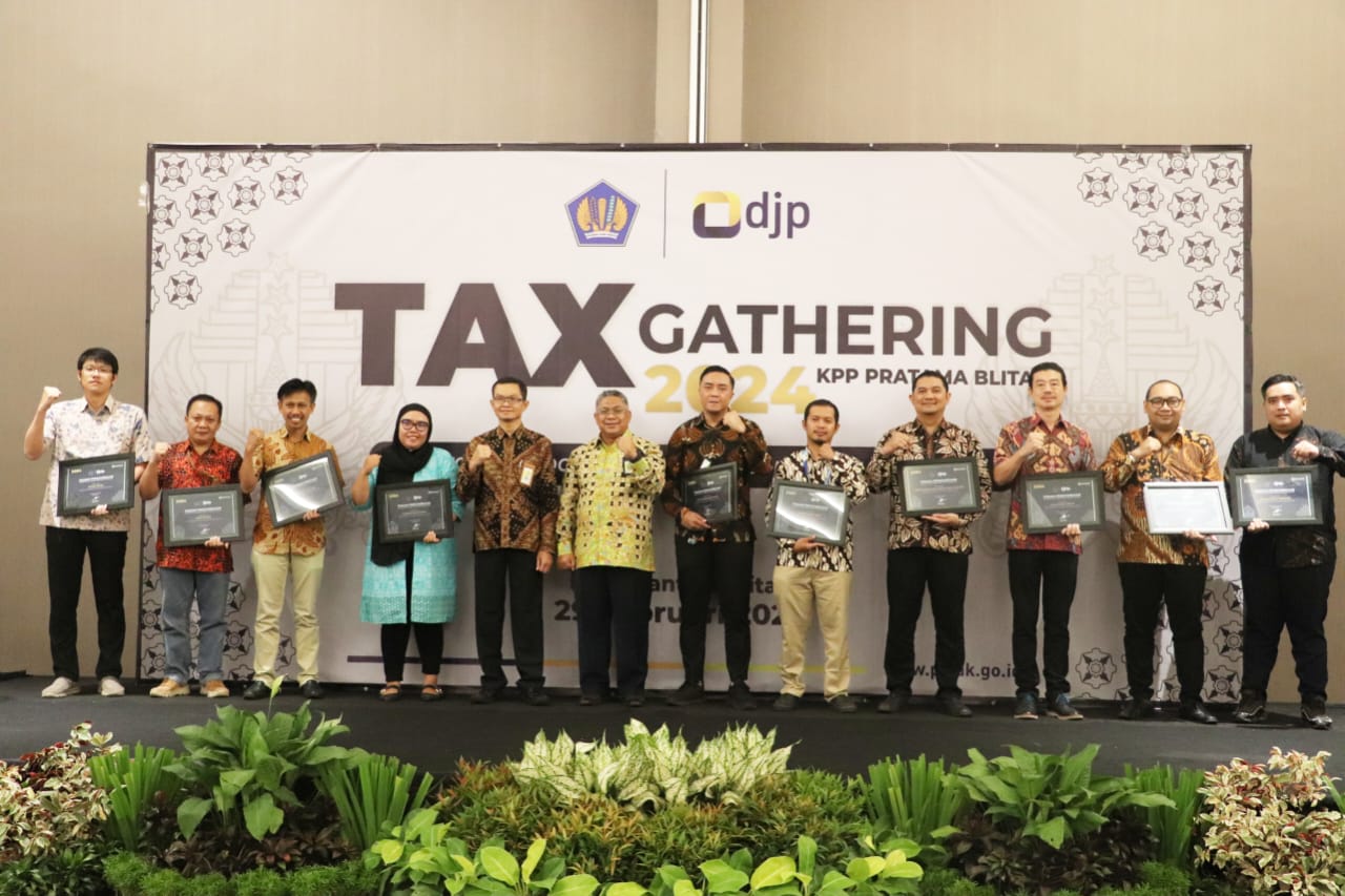 KONTIBUSI: Kepala KPP Pratama Blitar Swartoko dan Kabid P2 Humas Kanwil DJP Jatim III Vincentius Sukamto  foto bersama para penerima penghargaan.