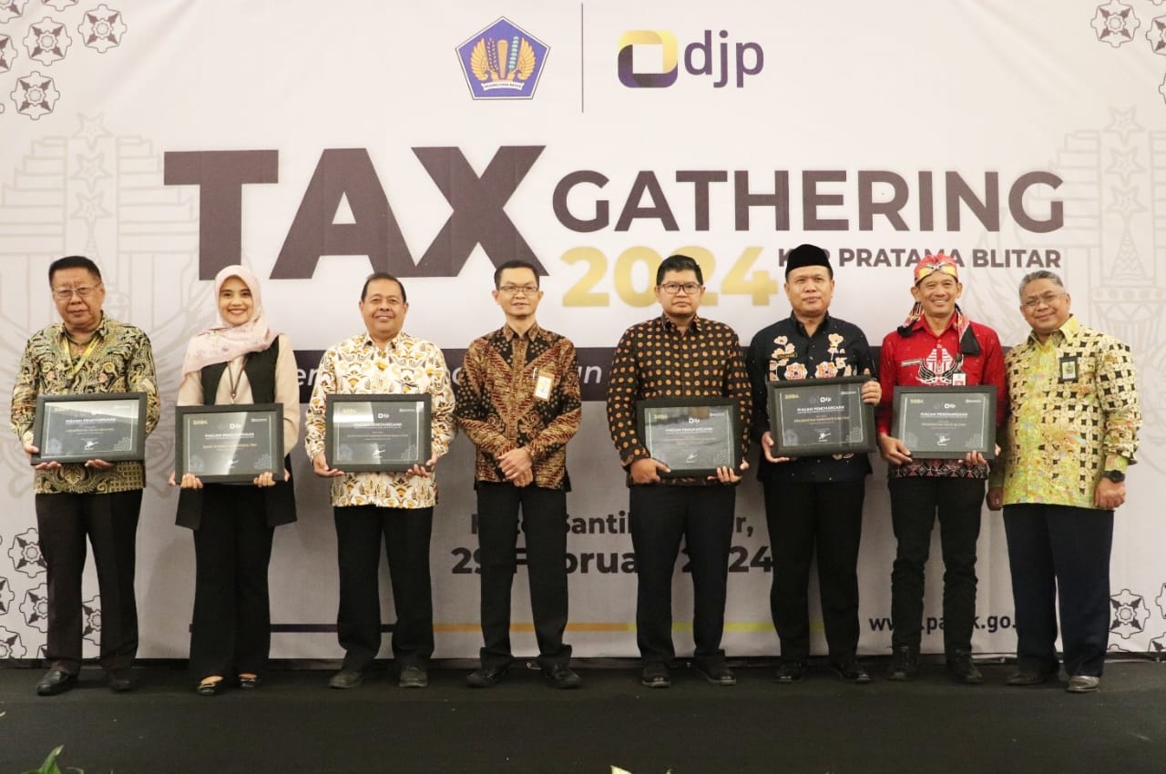 SINERGI: Kepala KPP Pratama Blitar Swartoko (paling kanan) dan Kabid P2 Humas Kanwil DJP Jatim III Vincentius Sukamto (empat dari kiri) foto bersama para penerima penghargaan.