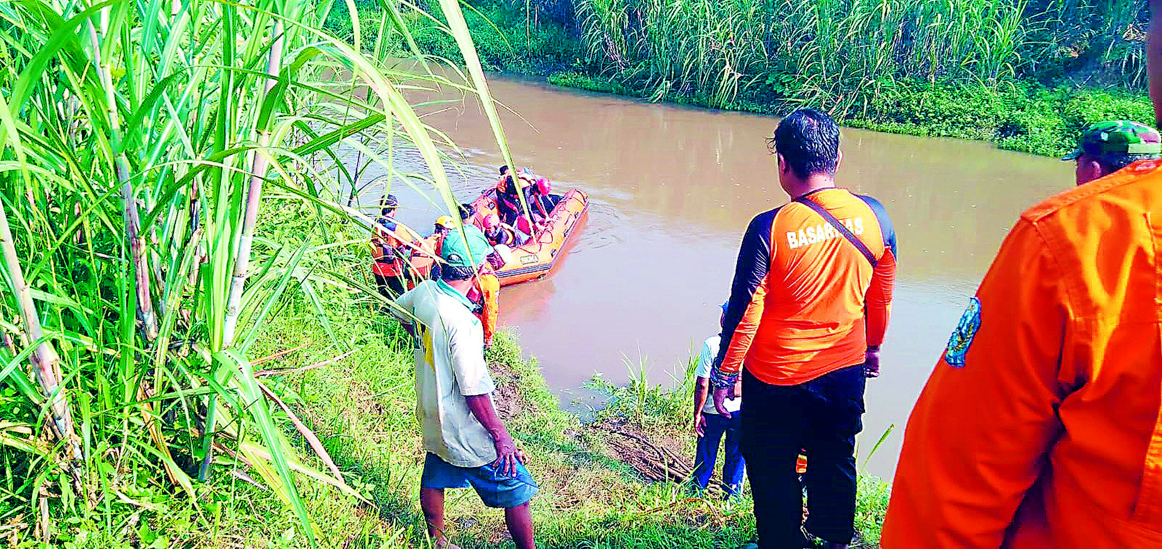 CUACA BURUK: Tim gabungan mencari Nadia Rumadina yang hilang usai berenang di Kali Mbangbang, Rabu (28/2).  &nbsp;