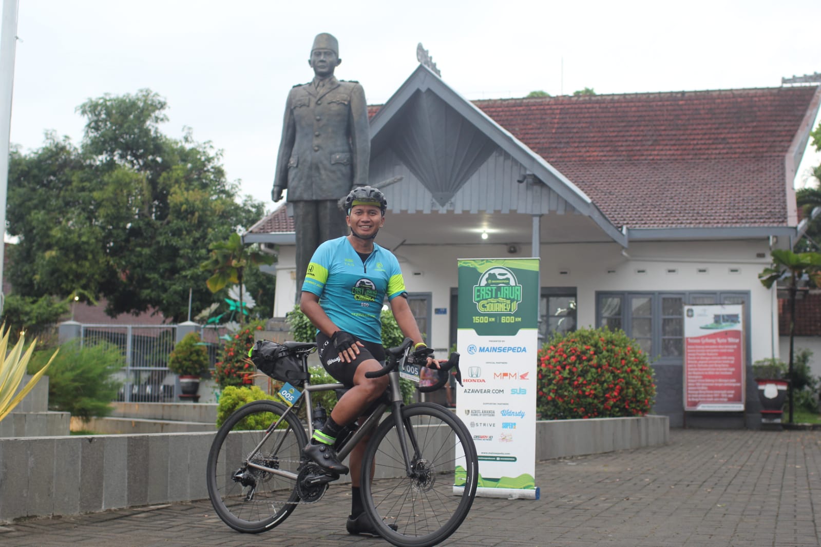 BUGAR: CEO Main Sepeda Azrul Ananda saat sampai di checkpoint Istana Gebang di kategori 600 km, Jumat (1/3/2024).