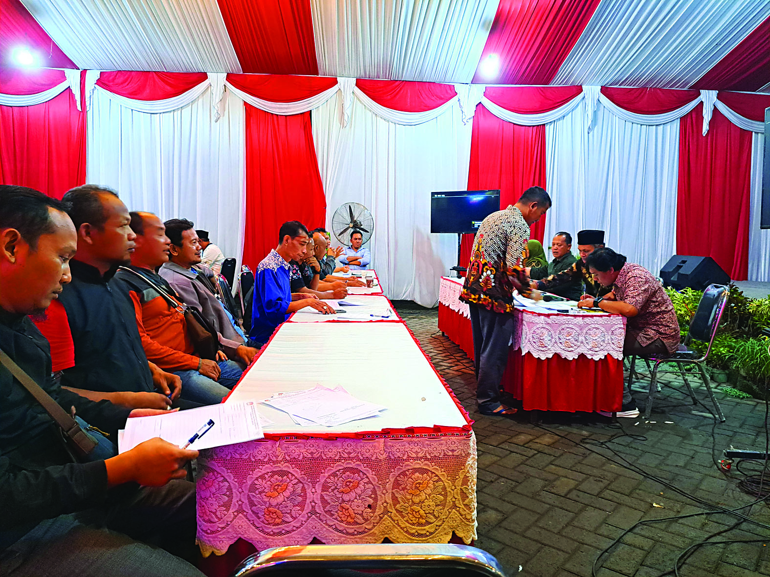 PENYELESAIAN : Komisioner KPU kabupaten Blitar dan para saksi partai  melakukan tanda tangan pada berkas rekapitulasi pada, Jumat lalu (29/3).