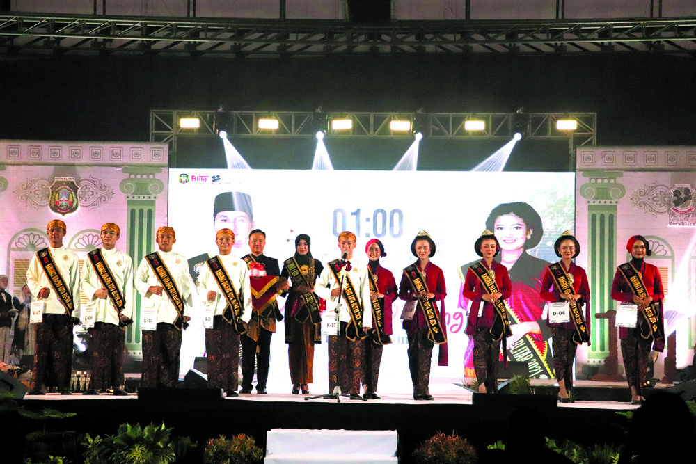 AKTIF PROMOSI: Para finalis berada di panggung grand final Kangmas Diajeng 2024, Sabtu (3/3) lalu.