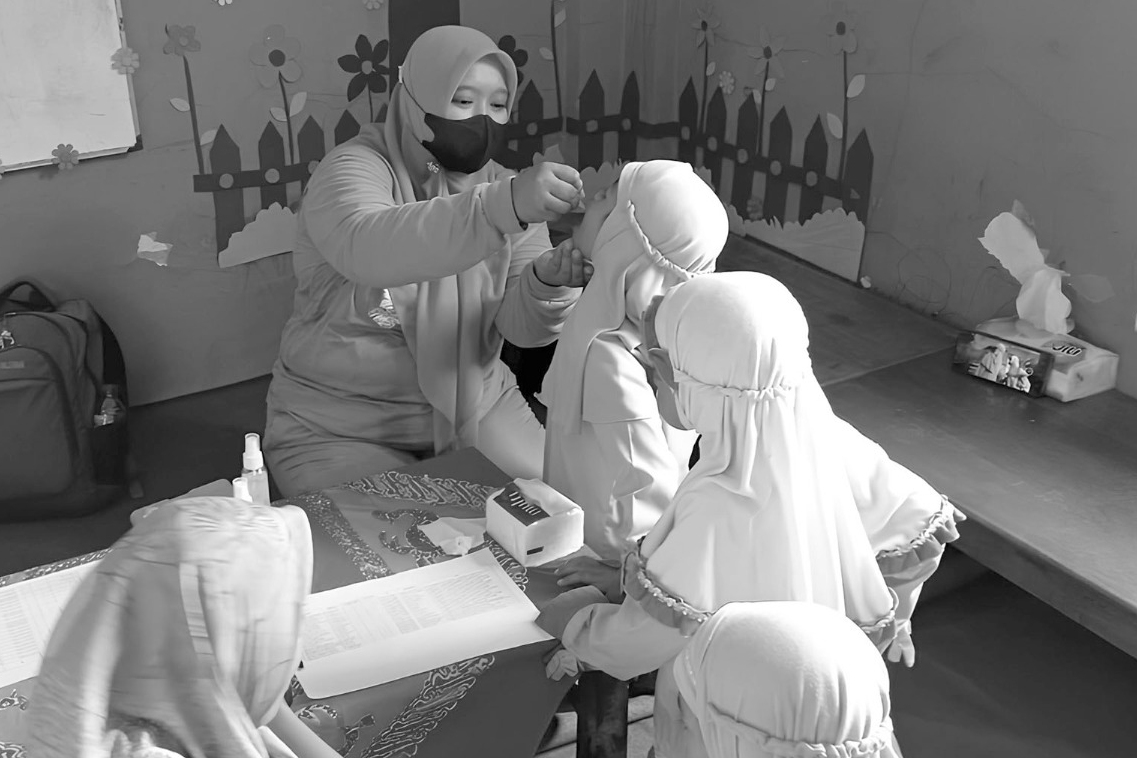 TERTIB: Petugas kesehatan saat melakukan imunisasi di salah satu sekolah dasar di Kota Blitar beberapa waktu lalu.
