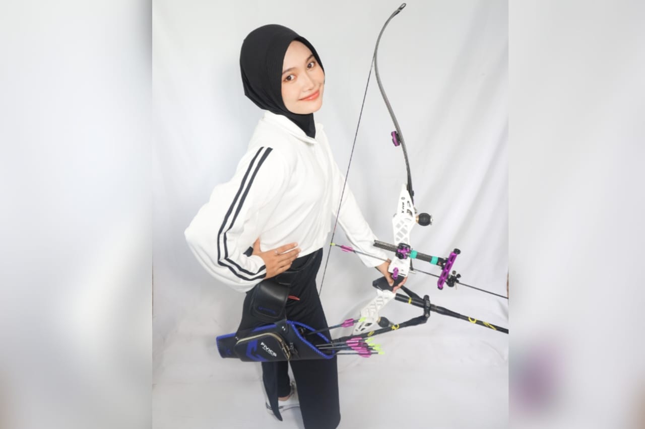 MAHIR: Asiefa Nur Haenza masih konsisten latihan dan melatih anak-anak di klub panahan.