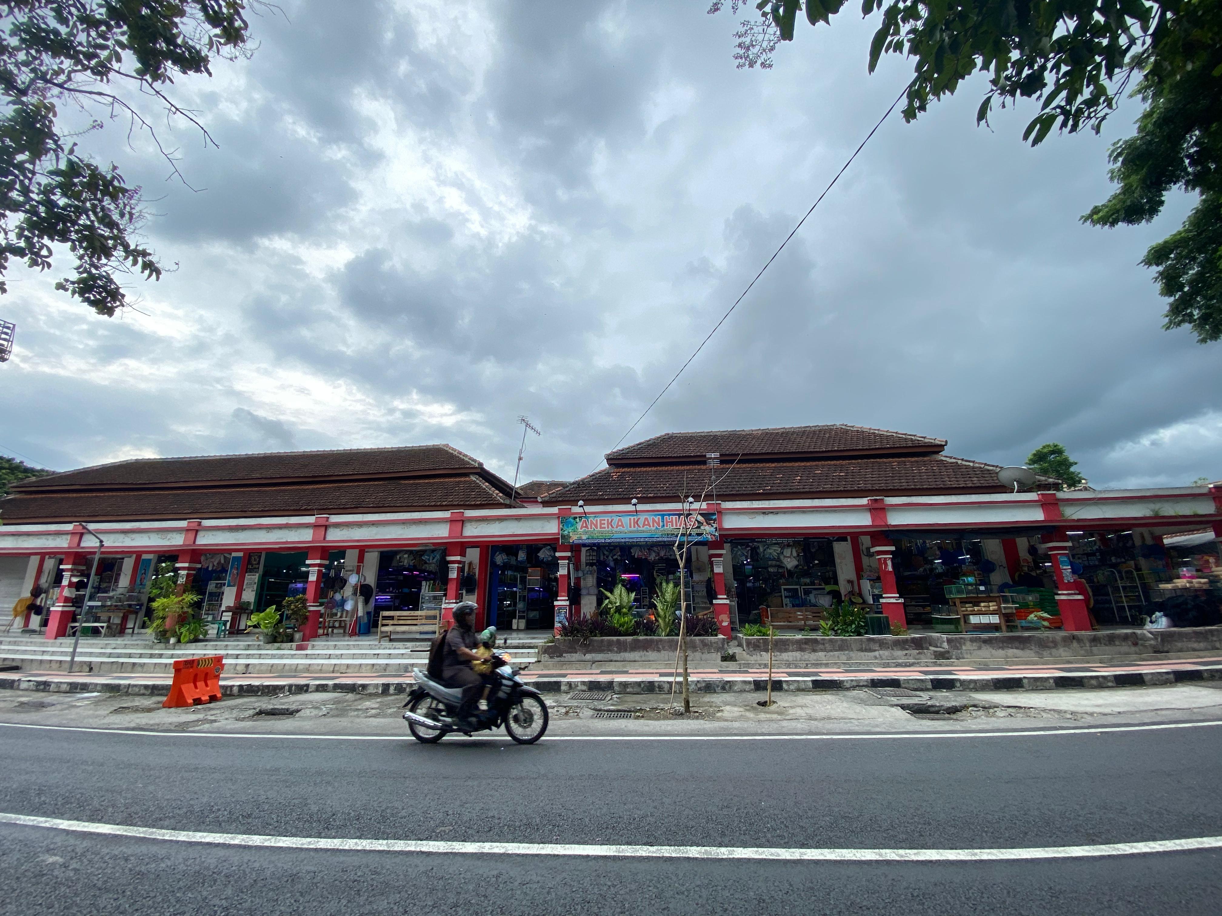 BAKAL DIROMBAK: Deretan kios di Pusat Informasi Agribisnis Ikan Hias  (PIAIH) Kota Blitar tahun ini bakal dapat sentuhan revitalisasi.
