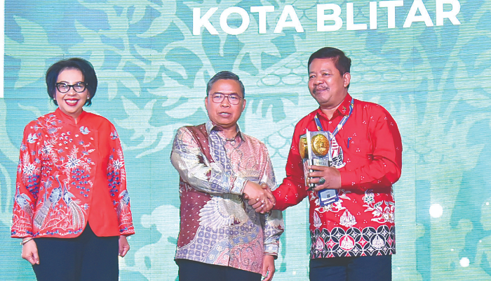 BANGGA: Staf Ahli Kemasyarakatan dan Sumber Daya Manusia (SDM) Kota Blitar Yudha Budiono (kanan) menerima piala Adipura dari KLHK, kemarin (5/3).