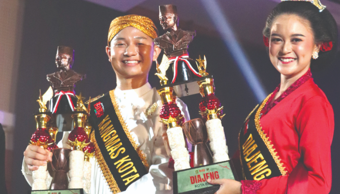 GIGIH: Darrel Imanuel Purnomo (kiri) dan Lidiya Putri Nabilah (kanan) usai menjuarai ajang Duta Wisata Kangmas Diajeng Kota Blitar 2024, Sabtu (2/3) lalu.