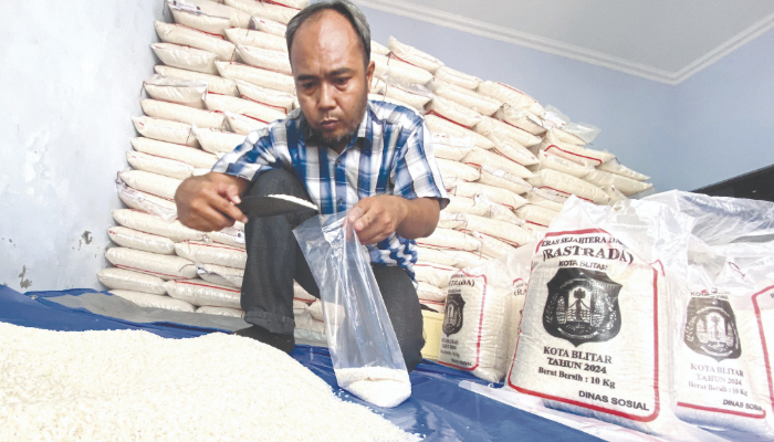 CEK KELAYAKAN: Petugas mengambil sejumlah sampel beras sejahtera daerah untuk uji laboratorium, kemarin (5/3).