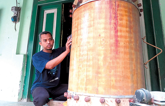TRADISI: Roni menunjukkan bedug milik pelanggan yang diservis. Menjelang Ramadan pesanan kentongan meningkat.