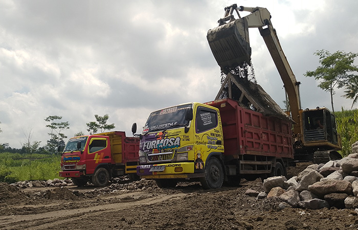 SULIT IZIN: Alat berat sedang memindahkan pasir ke truk di area tambang Desa Kedawung, Kecamatan Nglegok Rabu (6/3/2024).