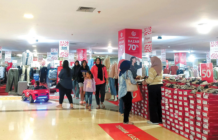 RAMAI: Pengunjung memanfaatkan momen bazar salah satu gerai pakaian ternama di lantai dua Blitos.