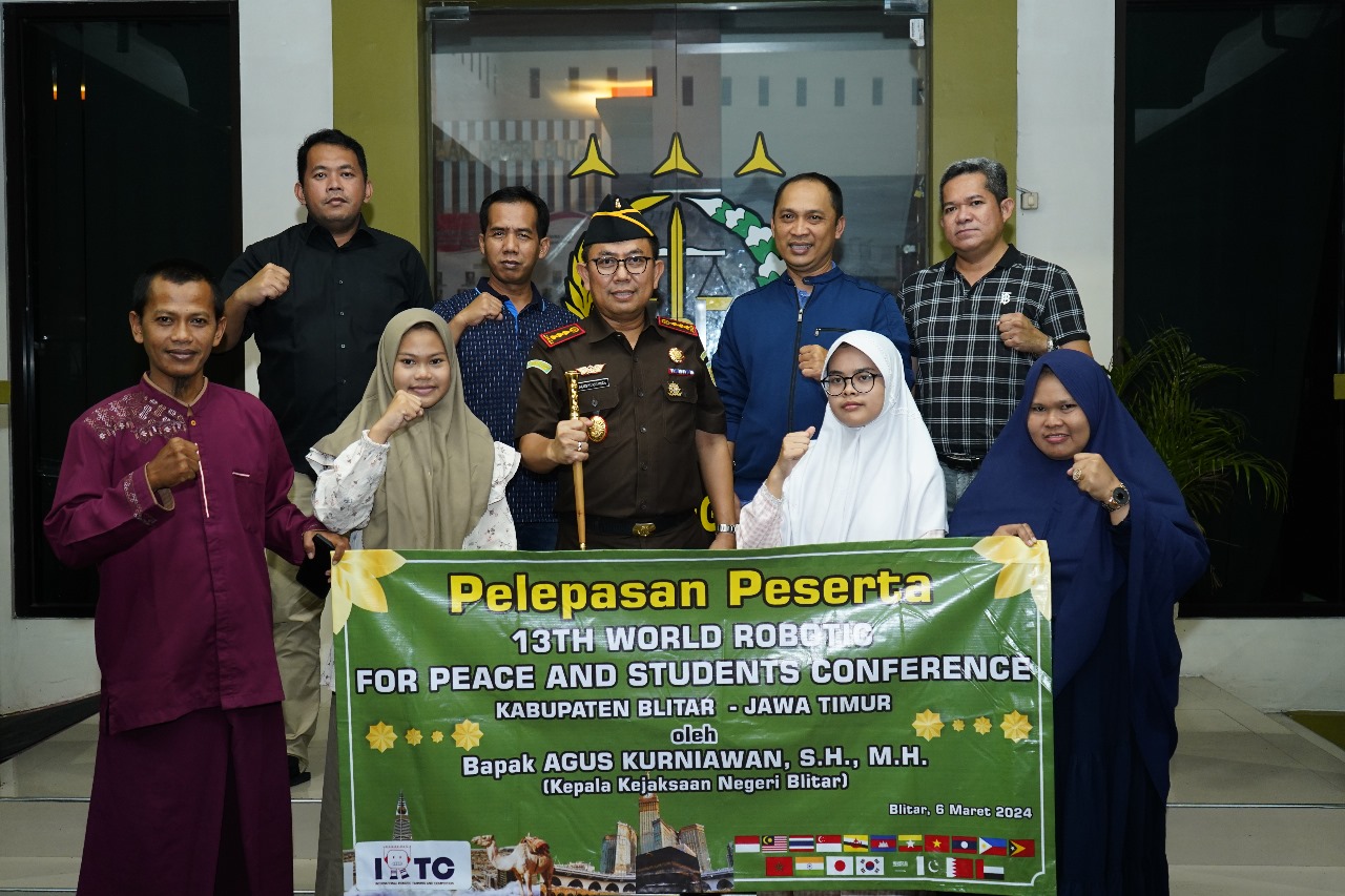 Kepala Kejaksaan Negeri Blitar Agus Kurniawan bersama para peserta 13th World Robotic For Peace 2024