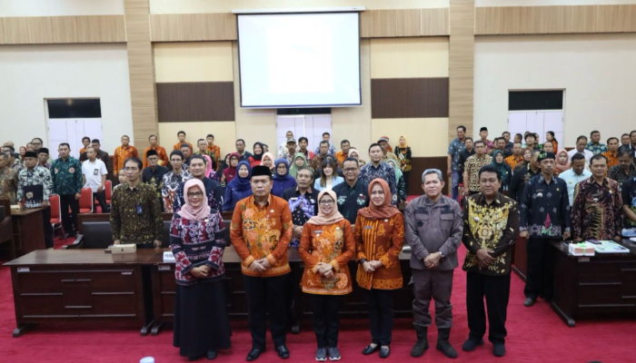 KOMITMEN: Bupati Rini Syarifah didampingi Sekretaris Daerah Izul Marom dan Kepala Bapenda Asmaning Ayu Lintang Sari, saat launching pelayanan perpajakan di Kankab Kanigoro, kemarin (7/3).