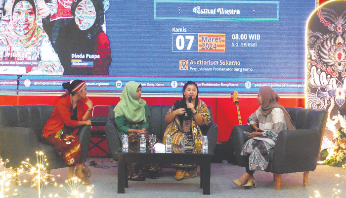 GELAR WICARA : Para narasumber menyampaikan sesuai dengan bidangnya dalam forum talkshow bertajuk Sarinah, kemarin (7/3).
