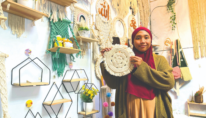PANEN CUAN: Jeny Merysa, perajin makrame, menunjukkan kerajinan tali simpul siap kirim ke pemesan.