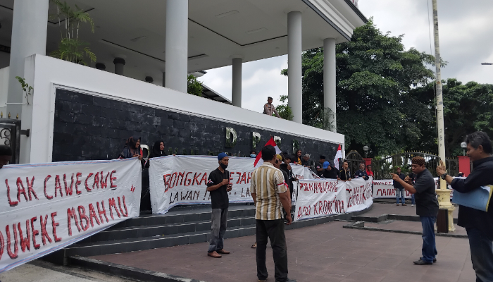 KARENA PAK LURAH:&nbsp; Puluhan massa Gerakan Rakyat Blitar Menggugat (Gerak BM) saat aksi damai di depan gedung DPRD Kabupaten Blitar kemarin (7/3).