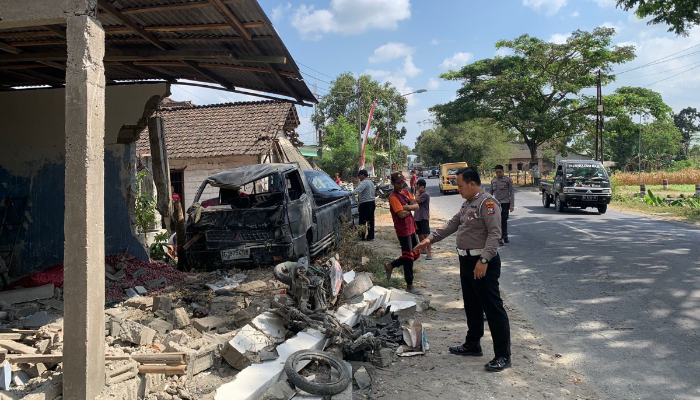 RINGSEK: Polisi menunjukkan salah satu motor yang ringsek usai terlibat kecelakaan di Kecamatan Udanawu beberapa waktu lalu.
