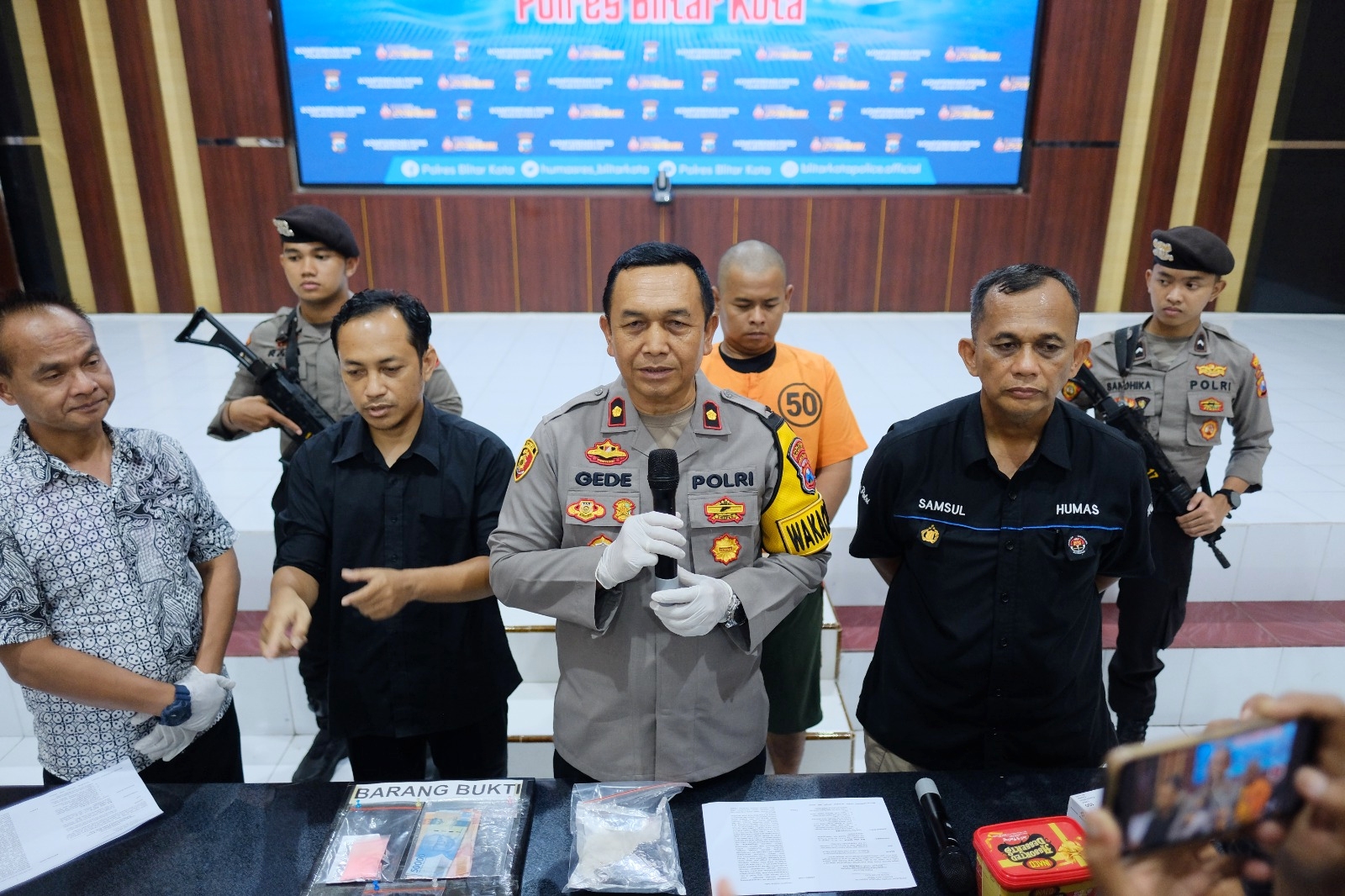 DITANGKAP: Polisi menunjukkan barang bukti yang diamankan setelah  menangkap Bapuk, budak narkoba asal Jakarta Selatan, Jumat (8/3).