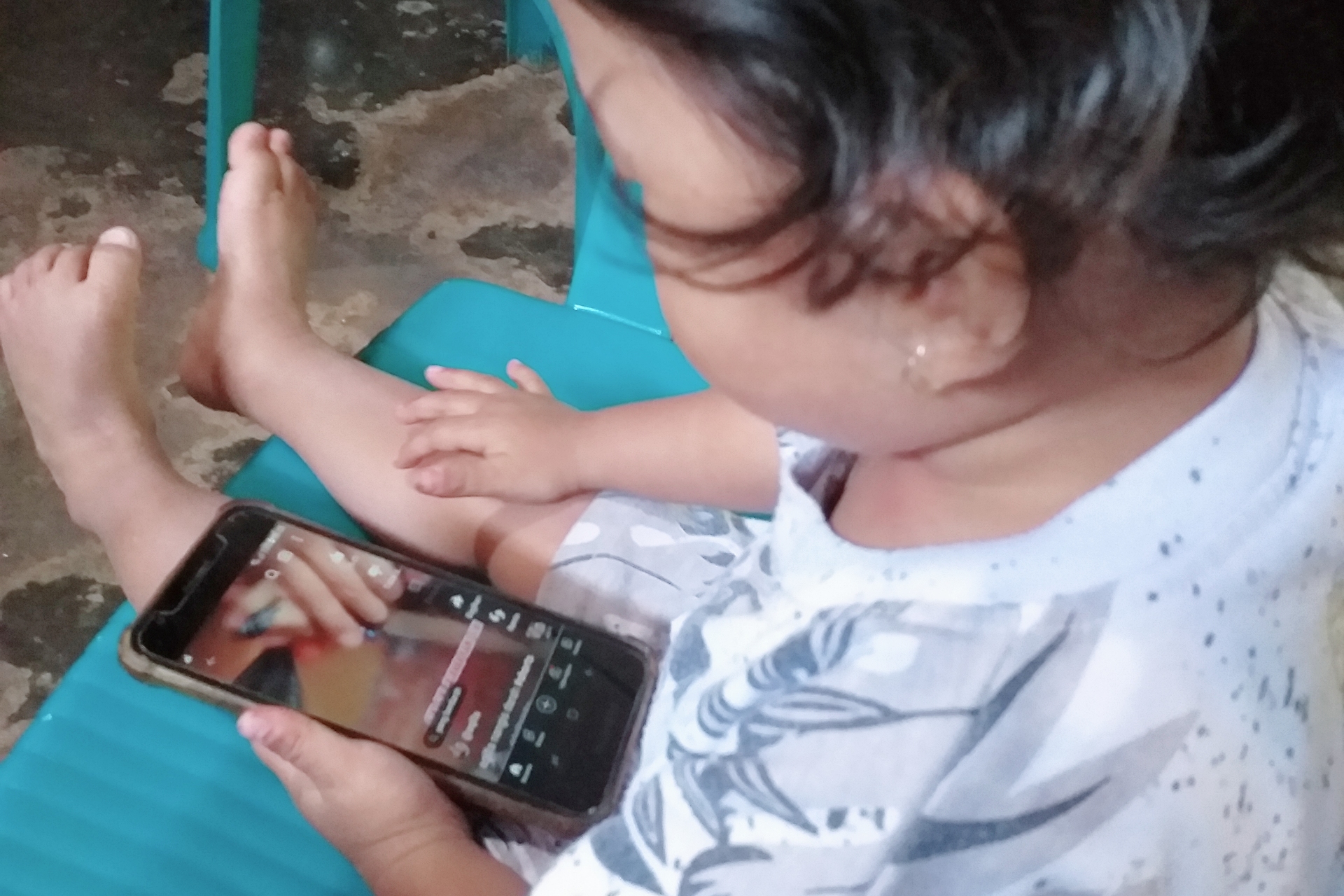 SESUAIKAN TONTONAN: Orang tua harus bisa menyesuaikan tontonan dan  edukasi untuk anak-anak.