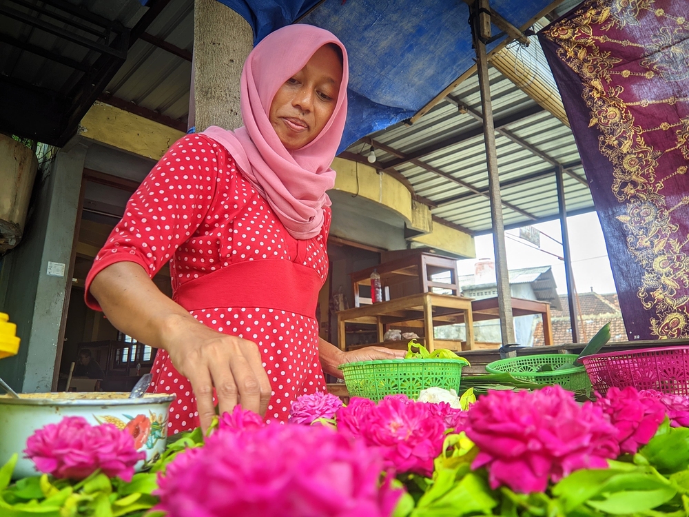 LARIS: Pedagang bunga tabur kini sedang menuai untung berlipat jelang Ramadan, karena tradisi nyekar ke makam.