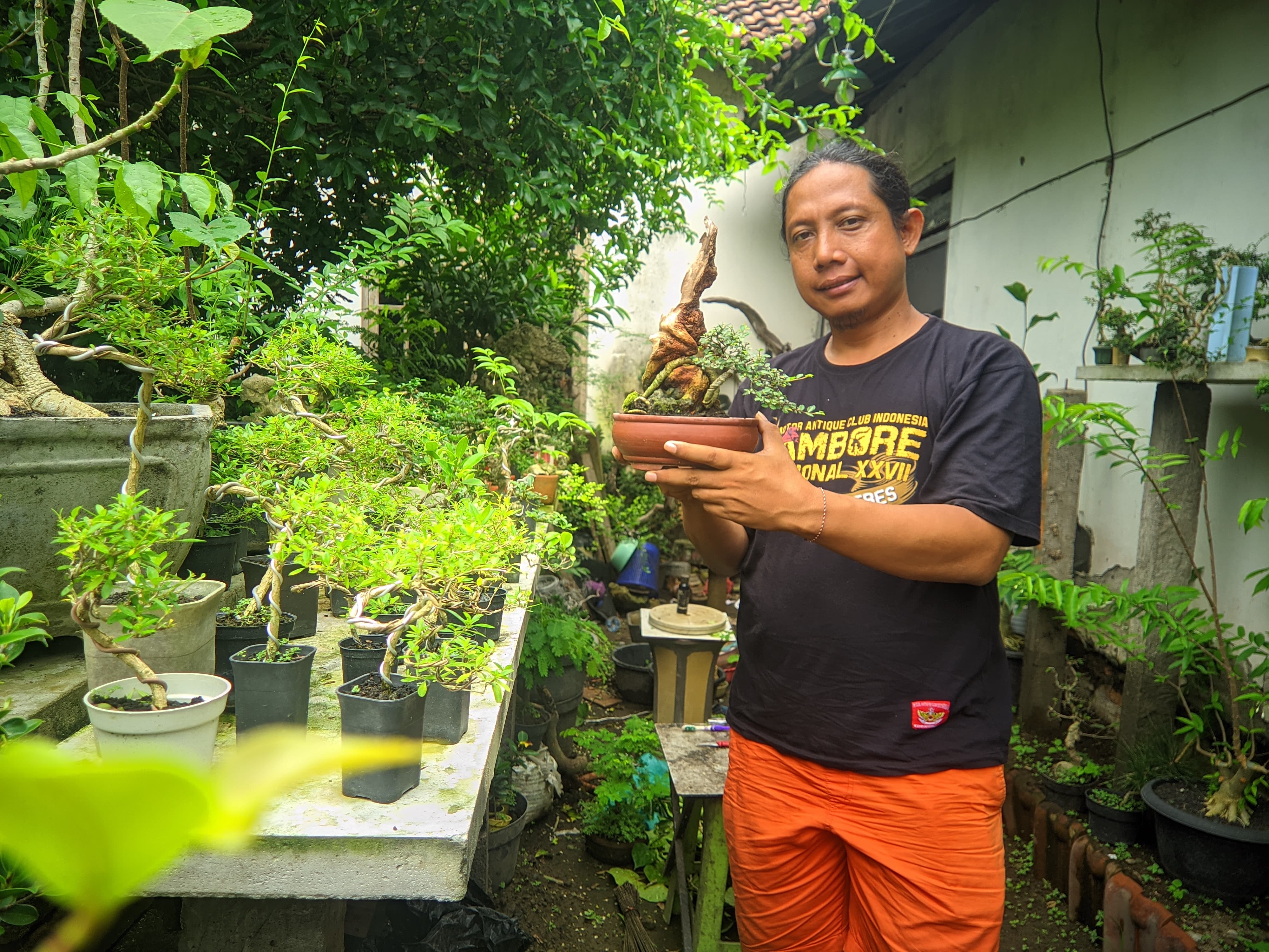 INSPIRASI: Rudi Syailendra Widodo, warga Kelurahan Dandong, Kecamatan Srengat, menunjukkan berbagai koleksi bonsai miliknya.