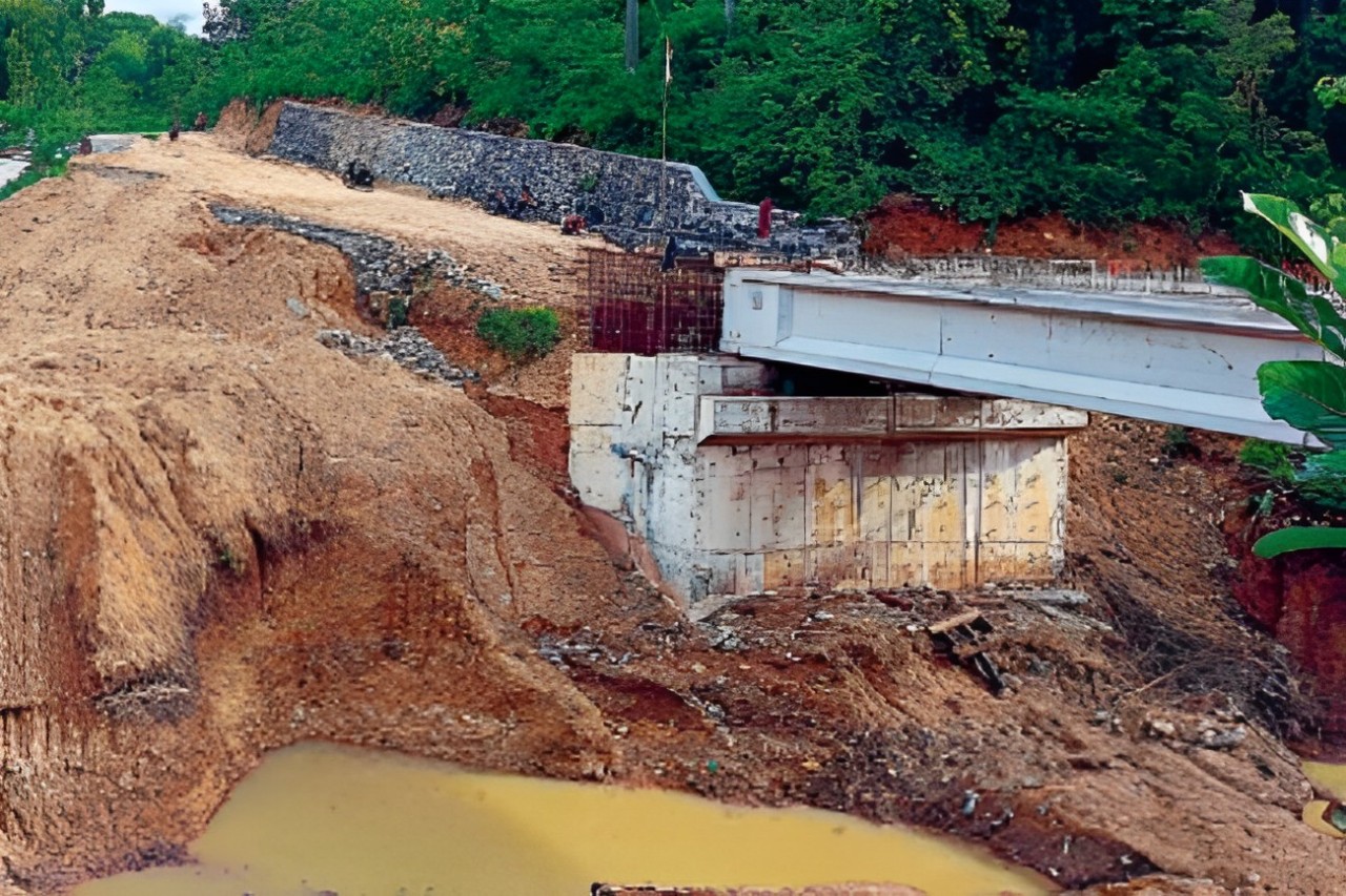 TAK SELESAI: Progres pembangunan jembatan Desa Dawuhan, Kecamatan Kademangan, kini sekitar 76 persen.