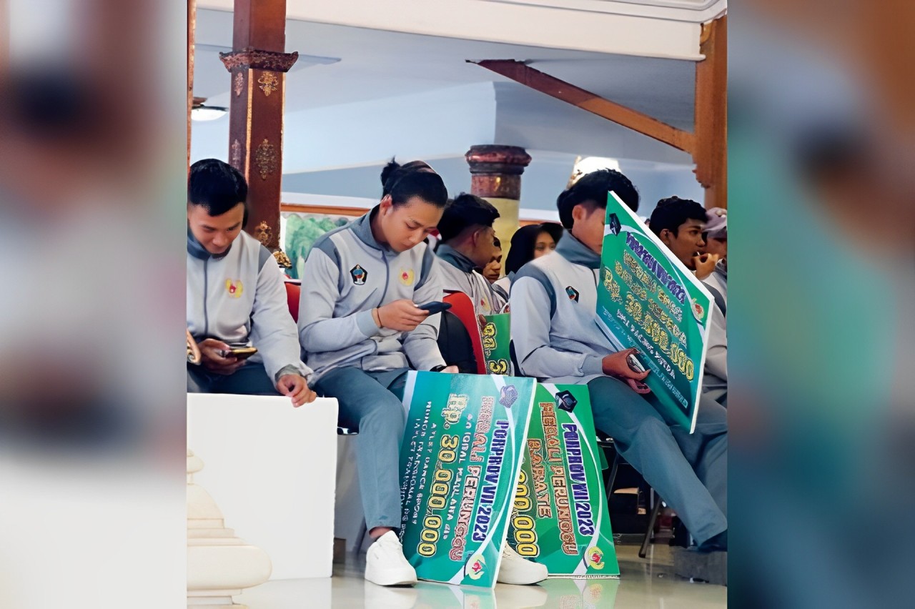 MOTIVASI: Atlet peraih medali pada Porprov VIII 2023 usai penyerahan reward secara simbolis di Pendapa Ronggo Hadi Negoro, Jumat (8/3).